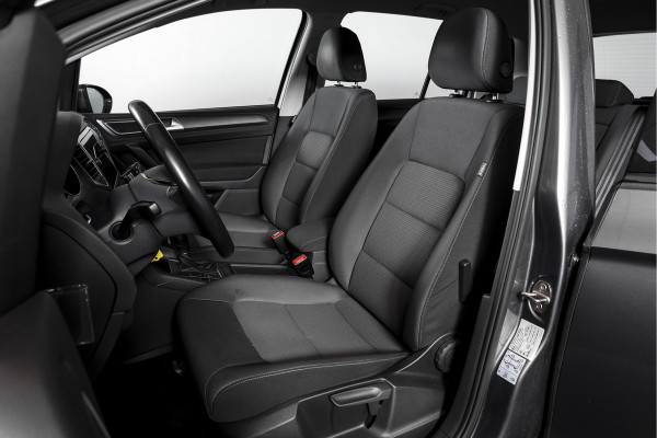 Volkswagen Golf Sportsvan 1.5 TSI ACT 130 PK Comfortline - Automaat | Adapt. Cruise | Stoelverw. | PDC | Camera | App.Connect + NAV. | ECC | DAB | Trekhaak | LM 16" |