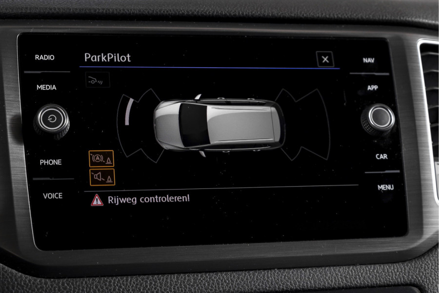 Volkswagen Golf Sportsvan 1.5 TSI ACT 130 PK Comfortline - Automaat | Adapt. Cruise | Stoelverw. | PDC | Camera | App.Connect + NAV. | ECC | DAB | Trekhaak | LM 16" |