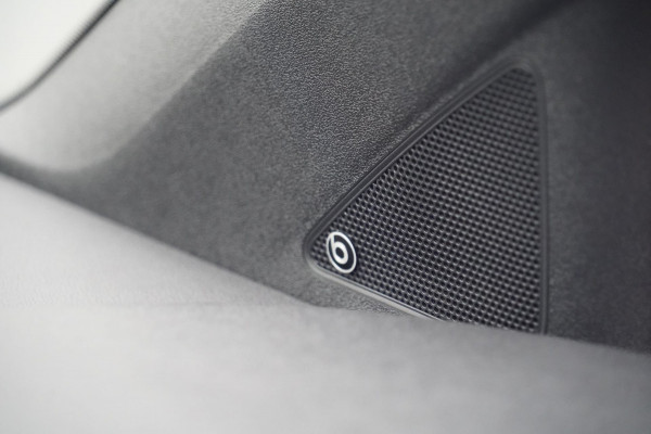 Volkswagen up! 1.0 TSI BMT high up! / NL-Auto / 90 PK / Camera / Beats Audio / Cruise / Airco / 15" LMV