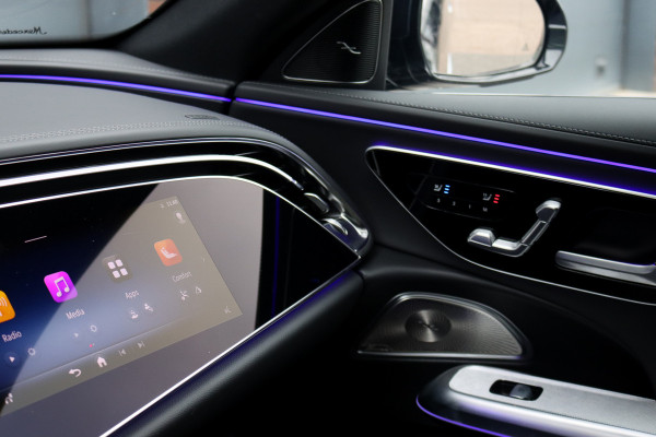 Mercedes-Benz E-Klasse Estate 300 e Premium+ AMG Line | Airmatic | Hyperscreen | Distronic+ | Memory | Massage | Burmester | Stoelventilatie | 3D-Display | HUD | Verwarmd Stuurwiel | Trekhaak | Digital Light |