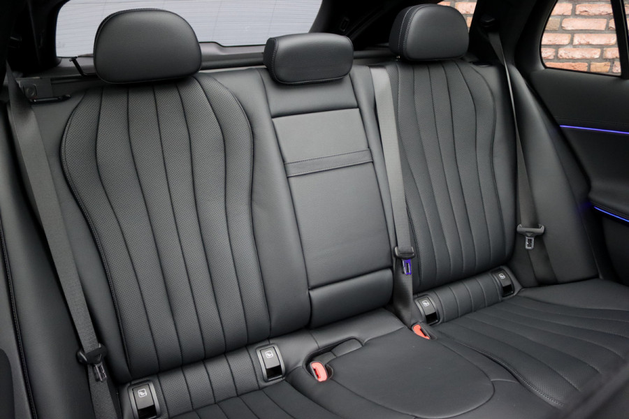 Mercedes-Benz E-Klasse Estate 300 e Premium+ AMG Line | Airmatic | Hyperscreen | Distronic+ | Memory | Massage | Burmester | Stoelventilatie | 3D-Display | HUD | Verwarmd Stuurwiel | Trekhaak | Digital Light |