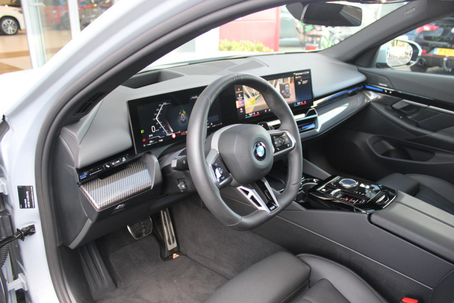 BMW 5 Serie Touring 520i M-SPORT | PANORAMA DAK | TREKHAAK ELEKTRISCH WEGKLAPBAAR | HARMAN KARDON AUDIO SYSTEM | SHADOW LINE PAKKET | ELEKTRISCH VERSTELBARE VOORSTOELEN MET GEHEUGENFUNCTIE | STOEL VENTILATIE VOOR | STOEL VERWARMING VOOR + ACHTER | 360° CAMERA | DRAADLOZE TELEFOONLADER | STAND VERWARMING | LEDEREN BEKLEDING "VEGANZA ZWART" | WARMTEWEREND GLAS | SPORT CHASSIS "M-TECHNIC" | INNOVATIE PAKKET: (HEAD UP DISPLAY/LIVE NAVIGATIE/INTERIEUR CAMERA/PARKEERSENSOREN VOOR+ACHTER/CONNECTED SERVICES) | DRAADLOZE APPLE CARPLAY/ANDROID AUTO | TRAVEL PAKKET (ELEKTRISCH BEDIENBARE ACH