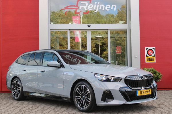 BMW 5 Serie Touring 520i M-SPORT | PANORAMA DAK | TREKHAAK ELEKTRISCH WEGKLAPBAAR | HARMAN KARDON AUDIO SYSTEM | SHADOW LINE PAKKET | ELEKTRISCH VERSTELBARE VOORSTOELEN MET GEHEUGENFUNCTIE | STOEL VENTILATIE VOOR | STOEL VERWARMING VOOR + ACHTER | 360° CAMERA | DRAADLOZE TELEFOONLADER | STAND VERWARMING | LEDEREN BEKLEDING "VEGANZA ZWART" | WARMTEWEREND GLAS | SPORT CHASSIS "M-TECHNIC" | INNOVATIE PAKKET: (HEAD UP DISPLAY/LIVE NAVIGATIE/INTERIEUR CAMERA/PARKEERSENSOREN VOOR+ACHTER/CONNECTED SERVICES) | DRAADLOZE APPLE CARPLAY/ANDROID AUTO | TRAVEL PAKKET (ELEKTRISCH BEDIENBARE ACH