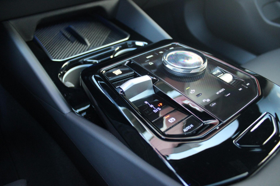 BMW 5 Serie Touring 520i M-SPORT | PANORAMA DAK | TREKHAAK ELEKTRISCH WEGKLAPBAAR | HARMAN KARDON AUDIO SYSTEM | SHADOW LINE PAKKET | ELEKTRISCH VERSTELBARE VOORSTOELEN MET GEHEUGENFUNCTIE | STOEL VENTILATIE VOOR | STOEL VERWARMING VOOR + ACHTER | 360° CAMERA | DRAADLOZE TELEFOONLADER | STAND VERWARMING | LEDEREN BEKLEDING "VEGANZA ZWART" | WARMTEWEREND GLAS | SPORT CHASSIS "M-TECHNIC" | INNOVATIE PAKKET: (HEAD UP DISPLAY/LIVE NAVIGATIE/INTERIEUR CAMERA/PARKEERSENSOREN VOOR+ACHTER/CONNECTED SERVICES) | DRAADLOZE APPLE CARPLAY/ANDROID AUTO | TRAVEL PAKKET (ELEKTRISCH BEDIENBARE ACH