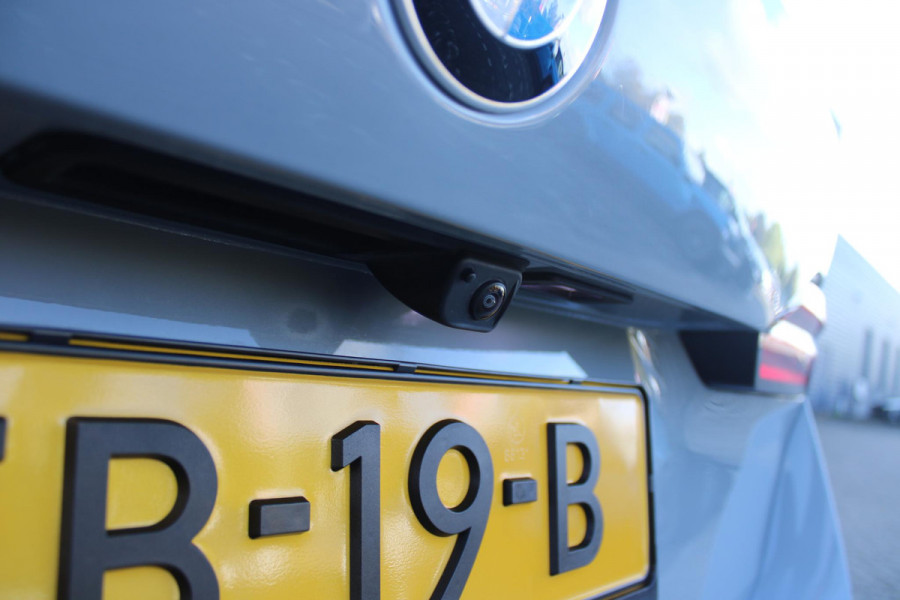 BMW 5 Serie Touring 520i M-SPORT | PANORAMA DAK | TREKHAAK ELEKTRISCH WEGKLAPBAAR | HARMAN KARDON AUDIO SYSTEM | SHADOW LINE PAKKET | ELEKTRISCH VERSTELBARE VOORSTOELEN MET GEHEUGENFUNCTIE | STOEL VENTILATIE VOOR | STOEL VERWARMING VOOR + ACHTER | 360° CAMERA | DRAADLOZE TELEFOONLADER | STAND VERWARMING | LEDEREN BEKLEDING "VEGANZA ZWART" | WARMTEWEREND GLAS | SPORT CHASSIS "M-TECHNIC" | INNOVATIE PAKKET: (HEAD UP DISPLAY/LIVE NAVIGATIE/INTERIEUR CAMERA/PARKEERSENSOREN VOOR+ACHTER/CONNECTED SERVICES) | DRAADLOZE APPLE CARPLAY/ANDROID AUTO | TRAVEL PAKKET (ELEKTRISCH BEDIENBARE ACH