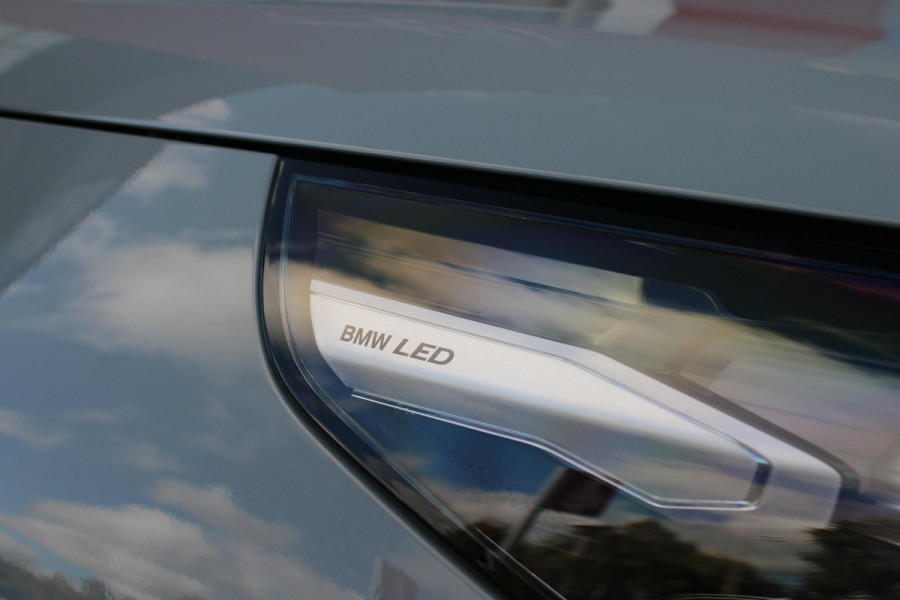 BMW 5 Serie Touring 520i M-SPORT | PANORAMA DAK | TREKHAAK ELEKTRISCH WEGKLAPBAAR | HARMAN KARDON AUDIO SYSTEM | SHADOW LINE PAKKET | ELEKTRISCH VERSTELBARE VOORSTOELEN MET GEHEUGENFUNCTIE | STOEL VENTILATIE VOOR | STOEL VERWARMING VOOR + ACHTER | 360° CAMERA | DRAADLOZE TELEFOONLADER | STAND VERWARMING | LEDEREN BEKLEDING "VEGANZA ZWART" | WARMTEWEREND GLAS | SPORT CHASSIS "M-TECHNIC" | INNOVATIE PAKKET: (HEAD UP DISPLAY/LIVE NAVIGATIE/INTERIEUR CAMERA/PARKEERSENSOREN VOOR+ACHTER/CONNECTED SERVICES) | DRAADLOZE APPLE CARPLAY/ANDROID AUTO | TRAVEL PAKKET (ELEKTRISCH BEDIENBARE ACH