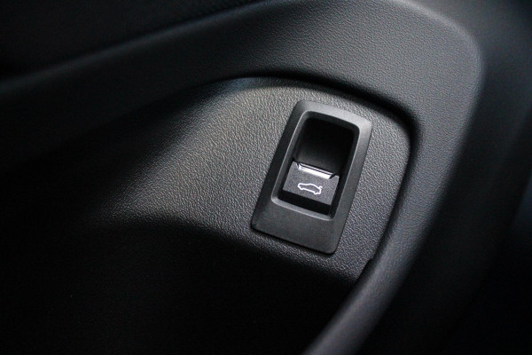 BMW 5 Serie Touring 520i M-SPORT | PANORAMA DAK | TREKHAAK ELEKTRISCH WEGKLAPBAAR | HARMAN KARDON AUDIO SYSTEM | SHADOW LINE PAKKET | ELEKTRISCH VERSTELBARE VOORSTOELEN MET GEHEUGENFUNCTIE | STOEL VENTILATIE VOOR | STOEL VERWARMING VOOR + ACHTER | 360° CAMERA | DRAADLOZE TELEFOONLADER | STAND VERWARMING | LEDEREN BEKLEDING "VEGANZA ZWART" | WARMTEWEREND GLAS | SPORT CHASSIS "M-TECHNIC" | INNOVATIE PAKKET: (HEAD UP DISPLAY/LIVE NAVIGATIE/INTERIEUR CAMERA/PARKEERSENSOREN VOOR+ACHTER/CONNECTED SERVICES) | DRAADLOZE APPLE CARPLAY/ANDROID AUTO | TRAVEL PAKKET (ELEKTRISCH BEDIENBARE ACH