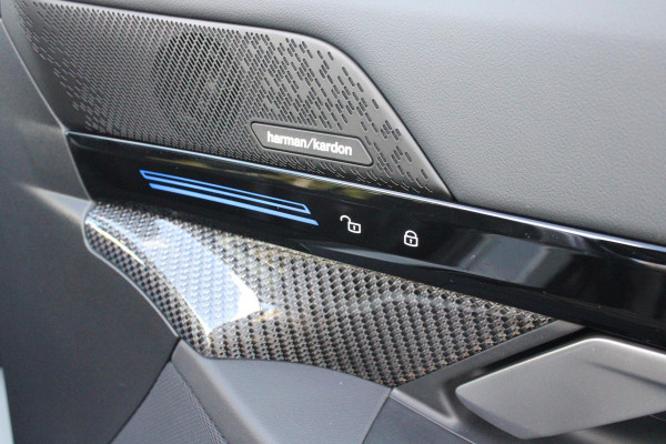 BMW 5 Serie Touring 520i M-SPORT | PANORAMA DAK | TREKHAAK ELEKTRISCH WEGKLAPBAAR | HARMAN KARDON AUDIO SYSTEM | SHADOW LINE PAKKET | ELEKTRISCH VERSTELBARE VOORSTOELEN MET GEHEUGENFUNCTIE | STOEL VENTILATIE VOOR | STOEL VERWARMING VOOR + ACHTER | 360° CAMERA | DRAADLOZE TELEFOONLADER | STAND VERWARMING | LEDEREN BEKLEDING "VEGANZA ZWART" | WARMTEWEREND GLAS | SPORT CHASSIS "M-TECHNIC" | INNOVATIE PAKKET: (HEAD UP DISPLAY/LIVE NAVIGATIE/INTERIEUR CAMERA/PARKEERSENSOREN VOOR+ACHTER/CONNECTED SERVICES) | DRAADLOZE APPLE CARPLAY/ANDROID AUTO | TRAVEL PAKKET (ELEKTRISCH BEDIENBARE ACH