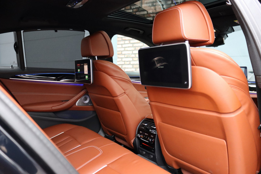 BMW 5 Serie M550d xDrive High Executive | Schuifdak | Bowers&Wilkins | ACC | Trekhaak | Entertainment Achter | Parfumering | Stoelventilatie | HUD | Massage | Standverwarming | Zonnerollo's | Display Key | Aerodynamicapakket |