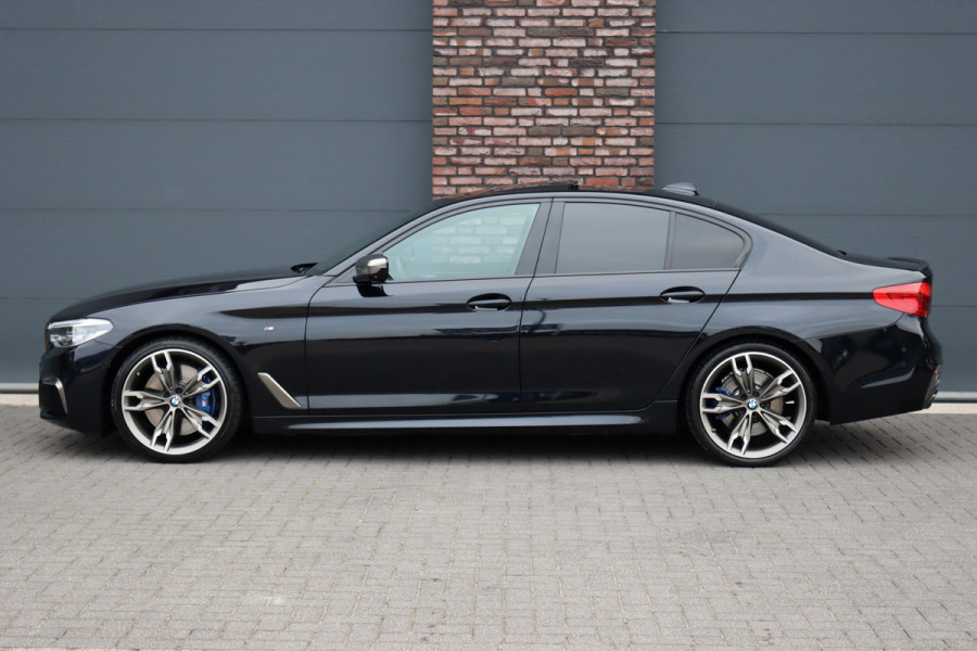 BMW 5 Serie M550d xDrive High Executive | Schuifdak | Bowers&Wilkins | ACC | Trekhaak | Entertainment Achter | Parfumering | Stoelventilatie | HUD | Massage | Standverwarming | Zonnerollo's | Display Key | Aerodynamicapakket |