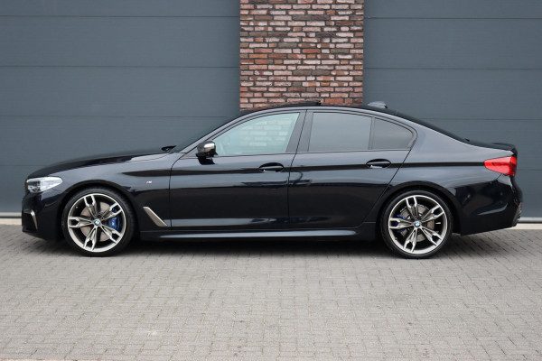 BMW 5 Serie M550d xDrive High Executive | Schuifdak | Bowers&Wilkins | ACC | Trekhaak | Entertainment Achter | Parfumering | Stoelventilatie | HUD | Massage | Standverwarming | Zonnerollo's | Display Key | Aerodynamicapakket |