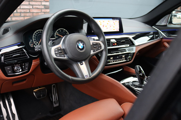 BMW 5 Serie M550d xDrive High Executive | Schuifdak | Bowers&Wilkins | ACC | Trekhaak | Entertainment Achter | Parfumering | Stoelventilatie | HUD | Massage | Standverwarming | Zonnerollo's | Display Key | Aerodynamicapakket |