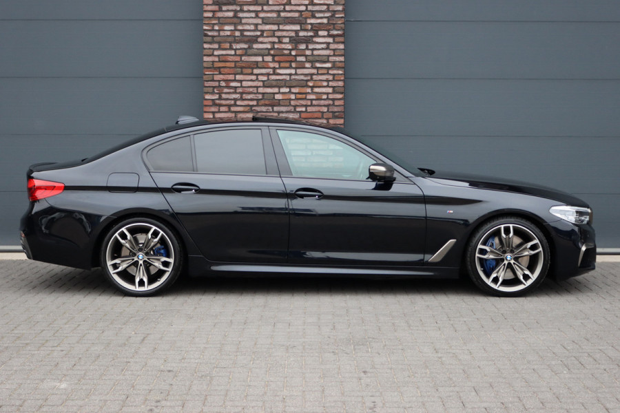 BMW 5 Serie M550d xDrive High Executive | Schuifdak | Bowers&Wilkins | ACC | Trekhaak | Entertainment Achter | Parfumering | Stoelventilatie | HUD | Massage | Standverwarming | Zonnerollo's | Display Key | Aerodynamicapakket |
