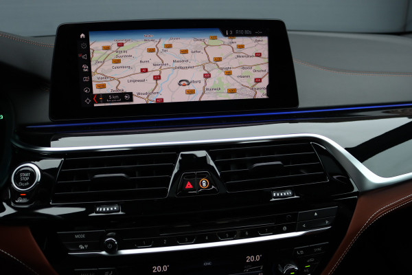 BMW 5 Serie M550d xDrive High Executive | Schuifdak | Bowers&Wilkins | ACC | Trekhaak | Entertainment Achter | Parfumering | Stoelventilatie | HUD | Massage | Standverwarming | Zonnerollo's | Display Key | Aerodynamicapakket |