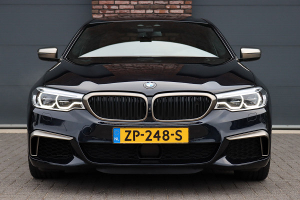 BMW 5 Serie M550d xDrive High Executive | Schuifdak | Bowers&Wilkins | ACC | Trekhaak | Entertainment Achter | Parfumering | Stoelventilatie | HUD | Massage | Standverwarming | Zonnerollo's | Display Key | Aerodynamicapakket |