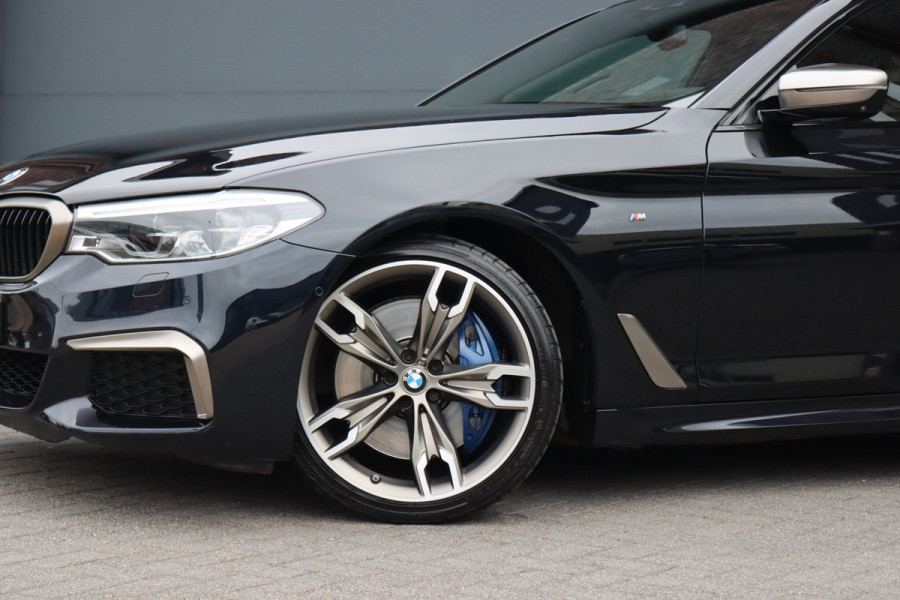 BMW 5 Serie M550d xDrive High Executive | Schuifdak | Bowers&Wilkins | ACC | Trekhaak | Entertainment Achter | Parfumering | Stoelventilatie | HUD | Massage | Standverwarming | Zonnerollo's | Display Key | Aerodynamicapakket |