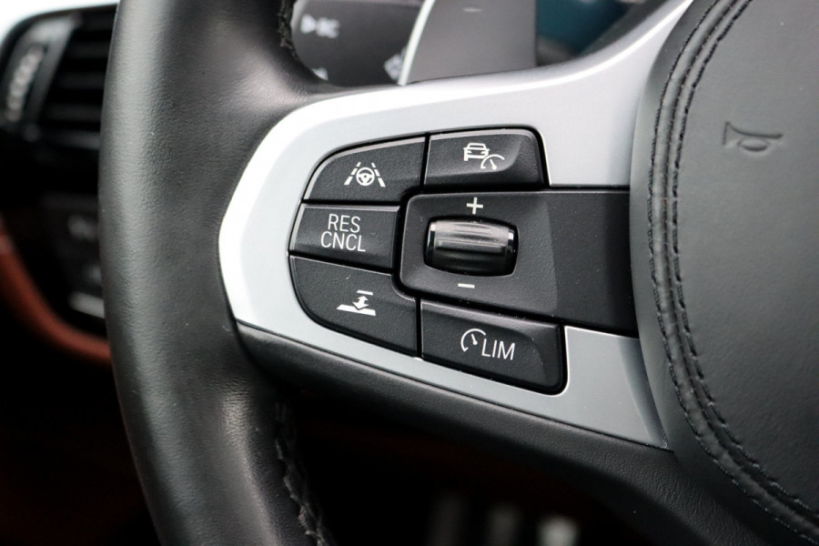 BMW 5 Serie M550d xDrive High Executive | Schuifdak | Bowers&Wilkins | ACC | Trekhaak | Entertainment Achter | Parfumering | Stoelventilatie | HUD | Massage | Standverwarming | Zonnerollo's | Display Key | Aerodynamicapakket |