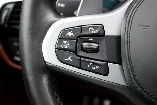 BMW 5 Serie M550d xDrive High Executive | Schuifdak | Bowers&Wilkins | ACC | Trekhaak | Entertainment Achter | Parfumering | Stoelventilatie | HUD | Massage | Standverwarming | Zonnerollo's | Display Key | Aerodynamicapakket |