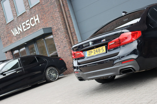 BMW 5 Serie M550d xDrive High Executive | Schuifdak | Bowers&Wilkins | ACC | Trekhaak | Entertainment Achter | Parfumering | Stoelventilatie | HUD | Massage | Standverwarming | Zonnerollo's | Display Key | Aerodynamicapakket |