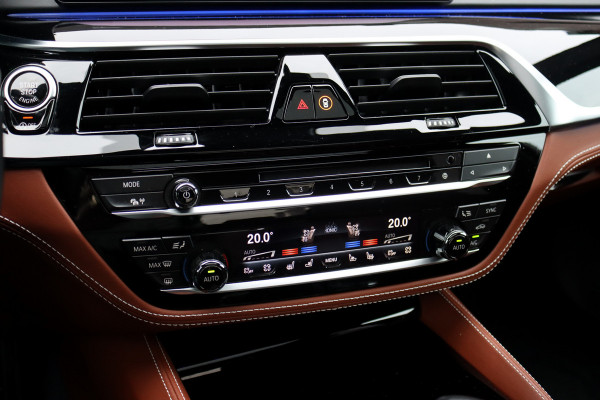 BMW 5 Serie M550d xDrive High Executive | Schuifdak | Bowers&Wilkins | ACC | Trekhaak | Entertainment Achter | Parfumering | Stoelventilatie | HUD | Massage | Standverwarming | Zonnerollo's | Display Key | Aerodynamicapakket |