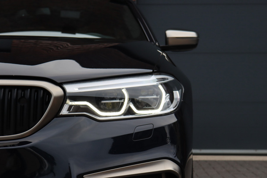 BMW 5 Serie M550d xDrive High Executive | Schuifdak | Bowers&Wilkins | ACC | Trekhaak | Entertainment Achter | Parfumering | Stoelventilatie | HUD | Massage | Standverwarming | Zonnerollo's | Display Key | Aerodynamicapakket |
