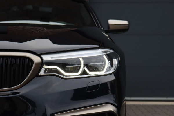 BMW 5 Serie M550d xDrive High Executive | Schuifdak | Bowers&Wilkins | ACC | Trekhaak | Entertainment Achter | Parfumering | Stoelventilatie | HUD | Massage | Standverwarming | Zonnerollo's | Display Key | Aerodynamicapakket |