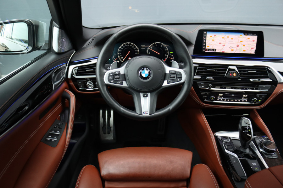 BMW 5 Serie M550d xDrive High Executive | Schuifdak | Bowers&Wilkins | ACC | Trekhaak | Entertainment Achter | Parfumering | Stoelventilatie | HUD | Massage | Standverwarming | Zonnerollo's | Display Key | Aerodynamicapakket |