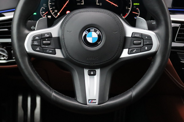 BMW 5 Serie M550d xDrive High Executive | Schuifdak | Bowers&Wilkins | ACC | Trekhaak | Entertainment Achter | Parfumering | Stoelventilatie | HUD | Massage | Standverwarming | Zonnerollo's | Display Key | Aerodynamicapakket |