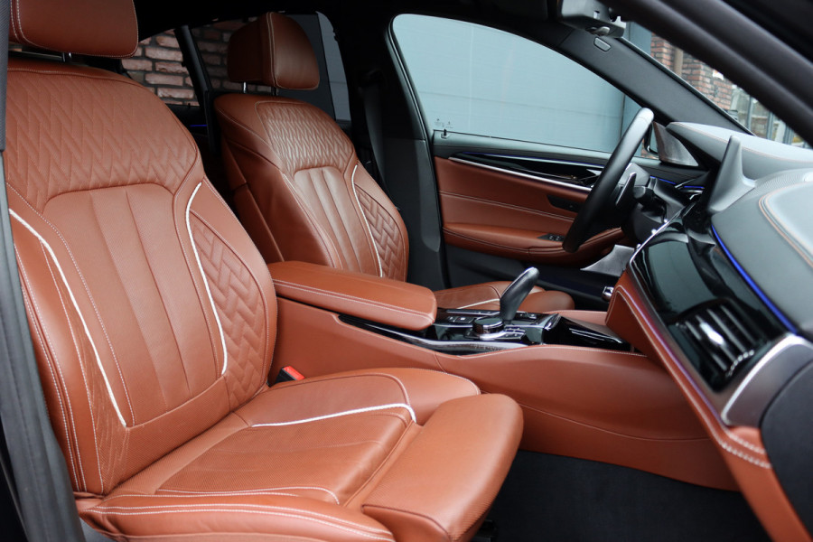 BMW 5 Serie M550d xDrive High Executive | Schuifdak | Bowers&Wilkins | ACC | Trekhaak | Entertainment Achter | Parfumering | Stoelventilatie | HUD | Massage | Standverwarming | Zonnerollo's | Display Key | Aerodynamicapakket |