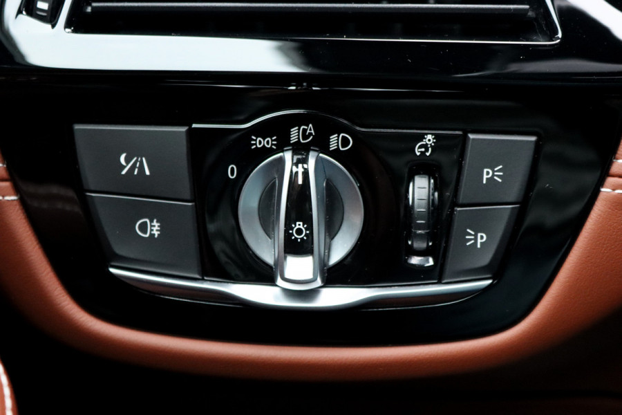 BMW 5 Serie M550d xDrive High Executive | Schuifdak | Bowers&Wilkins | ACC | Trekhaak | Entertainment Achter | Parfumering | Stoelventilatie | HUD | Massage | Standverwarming | Zonnerollo's | Display Key | Aerodynamicapakket |