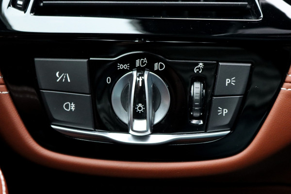 BMW 5 Serie M550d xDrive High Executive | Schuifdak | Bowers&Wilkins | ACC | Trekhaak | Entertainment Achter | Parfumering | Stoelventilatie | HUD | Massage | Standverwarming | Zonnerollo's | Display Key | Aerodynamicapakket |