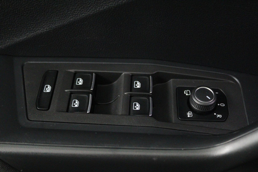 Volkswagen T-Roc 1.5 TSI Sport Automaat (NAVI, TREKHAAK, STOELVERWARMING, CAMERA, LED)