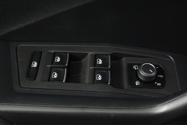 Volkswagen T-Roc 1.5 TSI Sport Automaat (NAVI, TREKHAAK, STOELVERWARMING, CAMERA, LED)