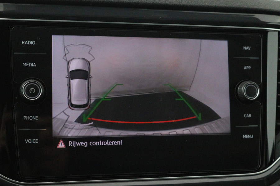 Volkswagen T-Roc 1.5 TSI Sport Automaat (NAVI, TREKHAAK, STOELVERWARMING, CAMERA, LED)