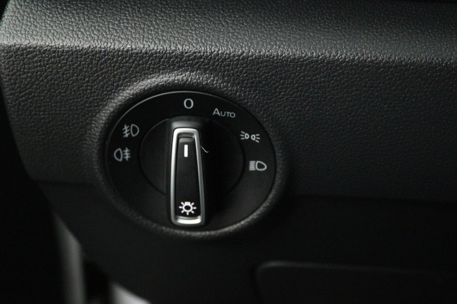 Volkswagen T-Roc 1.5 TSI Sport Automaat (NAVI, TREKHAAK, STOELVERWARMING, CAMERA, LED)