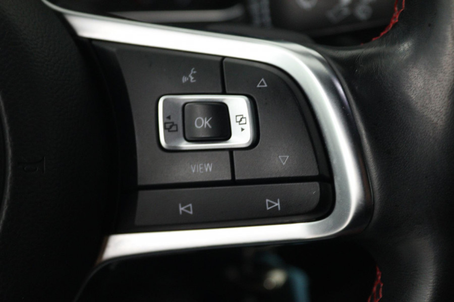 Volkswagen T-Roc 1.5 TSI Sport Automaat (NAVI, TREKHAAK, STOELVERWARMING, CAMERA, LED)