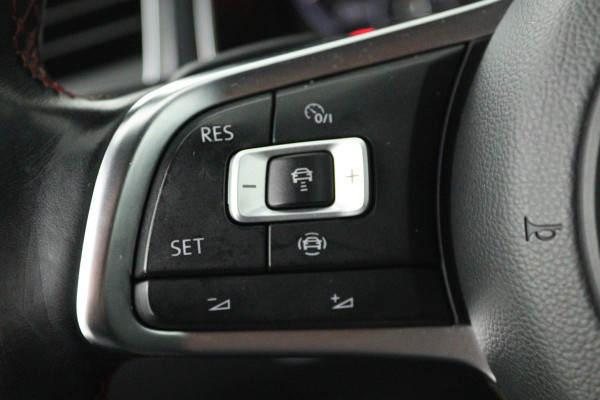 Volkswagen T-Roc 1.5 TSI Sport Automaat (NAVI, TREKHAAK, STOELVERWARMING, CAMERA, LED)