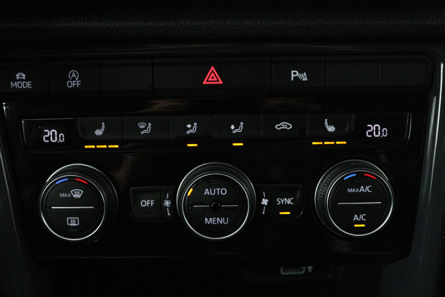 Volkswagen T-Roc 1.5 TSI Sport Automaat (NAVI, TREKHAAK, STOELVERWARMING, CAMERA, LED)