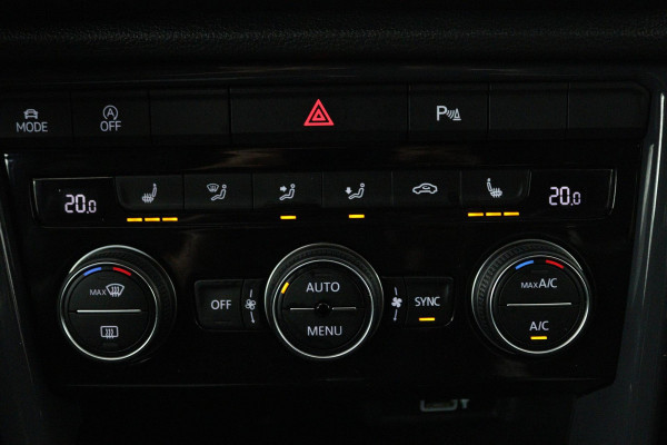 Volkswagen T-Roc 1.5 TSI Sport Automaat (NAVI, TREKHAAK, STOELVERWARMING, CAMERA, LED)