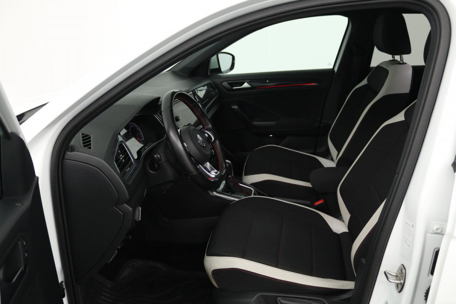 Volkswagen T-Roc 1.5 TSI Sport Automaat (NAVI, TREKHAAK, STOELVERWARMING, CAMERA, LED)