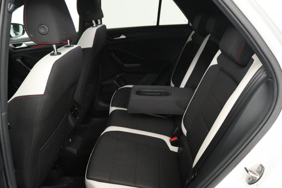 Volkswagen T-Roc 1.5 TSI Sport Automaat (NAVI, TREKHAAK, STOELVERWARMING, CAMERA, LED)