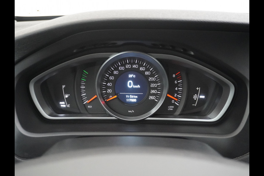 Volvo V40 2.0T Momentum Dual-Ecc Pdc 16" Licht-Regensensor Cruise Bluetooth Autonomous Emergency Braking Brake Assist System Privacy Glas Isofix  1500kg Trekvermogen! hoofdsteunen anti-whiplash Bots herkenning systeem EURO6