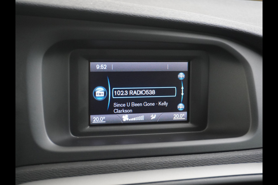 Volvo V40 2.0T Momentum Dual-Ecc Pdc 16" Licht-Regensensor Cruise Bluetooth Autonomous Emergency Braking Brake Assist System Privacy Glas Isofix  1500kg Trekvermogen! hoofdsteunen anti-whiplash Bots herkenning systeem EURO6