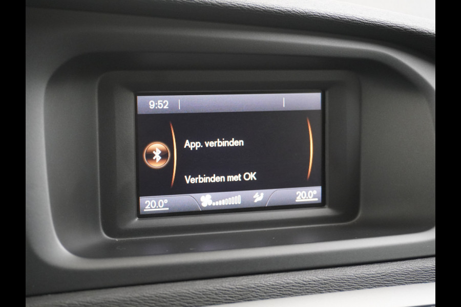 Volvo V40 2.0T Momentum Dual-Ecc Pdc 16" Licht-Regensensor Cruise Bluetooth Autonomous Emergency Braking Brake Assist System Privacy Glas Isofix  1500kg Trekvermogen! hoofdsteunen anti-whiplash Bots herkenning systeem EURO6