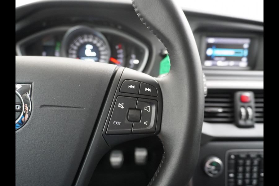 Volvo V40 2.0T Momentum Dual-Ecc Pdc 16" Licht-Regensensor Cruise Bluetooth Autonomous Emergency Braking Brake Assist System Privacy Glas Isofix  1500kg Trekvermogen! hoofdsteunen anti-whiplash Bots herkenning systeem EURO6
