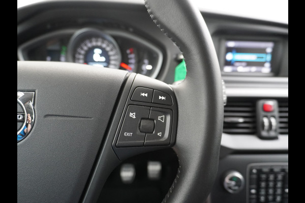 Volvo V40 2.0T Momentum Dual-Ecc Pdc 16" Licht-Regensensor Cruise Bluetooth Autonomous Emergency Braking Brake Assist System Privacy Glas Isofix  1500kg Trekvermogen! hoofdsteunen anti-whiplash Bots herkenning systeem EURO6