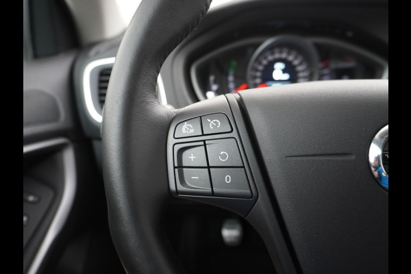 Volvo V40 2.0T Momentum Dual-Ecc Pdc 16" Licht-Regensensor Cruise Bluetooth Autonomous Emergency Braking Brake Assist System Privacy Glas Isofix  1500kg Trekvermogen! hoofdsteunen anti-whiplash Bots herkenning systeem EURO6