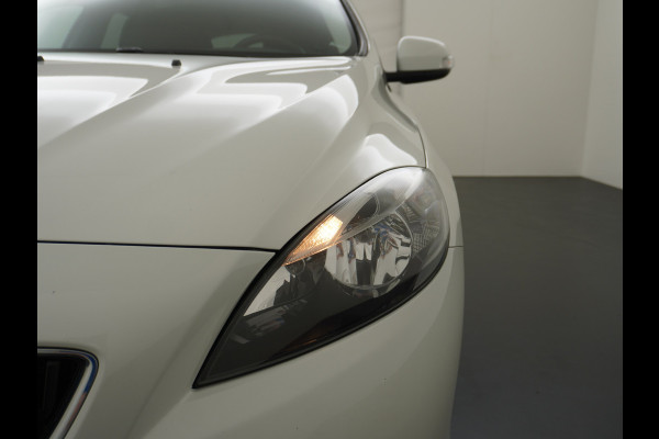 Volvo V40 2.0T Momentum Dual-Ecc Pdc 16" Licht-Regensensor Cruise Bluetooth Autonomous Emergency Braking Brake Assist System Privacy Glas Isofix  1500kg Trekvermogen! hoofdsteunen anti-whiplash Bots herkenning systeem EURO6