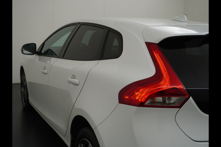 Volvo V40 2.0T Momentum Dual-Ecc Pdc 16" Licht-Regensensor Cruise Bluetooth Autonomous Emergency Braking Brake Assist System Privacy Glas Isofix  1500kg Trekvermogen! hoofdsteunen anti-whiplash Bots herkenning systeem EURO6