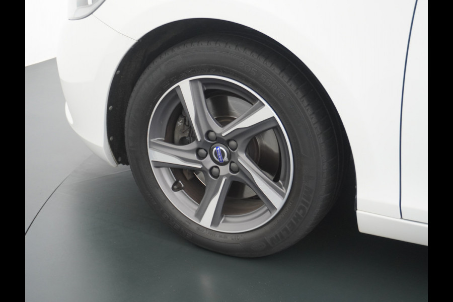 Volvo V40 2.0T Momentum Dual-Ecc Pdc 16" Licht-Regensensor Cruise Bluetooth Autonomous Emergency Braking Brake Assist System Privacy Glas Isofix  1500kg Trekvermogen! hoofdsteunen anti-whiplash Bots herkenning systeem EURO6